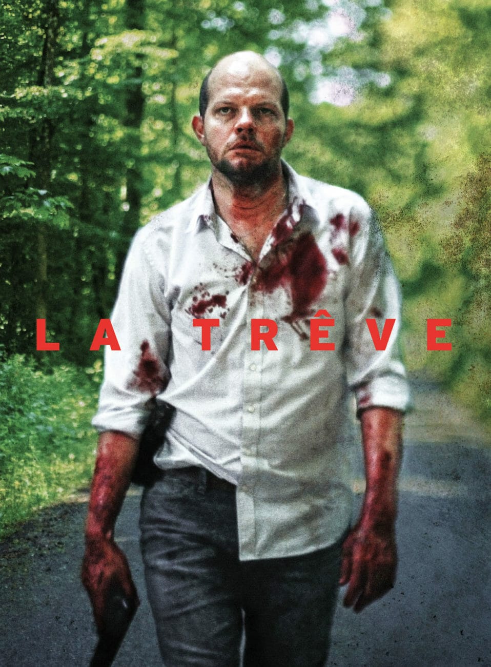 Affiche de la série. Homme hagard, recouvert de sang tenant une arme à feu dans la main droite.